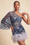 Robe de bal bleu marine à paillettes perlées à une épaule avec plumes