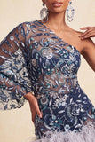 Robe de bal bleu marine à paillettes perlées à une épaule avec plumes