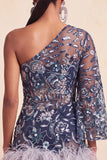 Robe de bal bleu marine à paillettes perlées à une épaule avec plumes