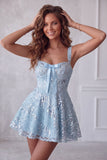A-Line bleu ciel à longues bretelles courtes à sequins floraux robe de rentrée avec nœud