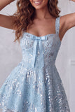 A-Line bleu ciel à longues bretelles courtes à sequins floraux robe de rentrée avec nœud