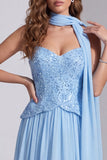 Robe de cérémonie bleu ciel ligne A sans bretelles à paillettes avec foulard au col