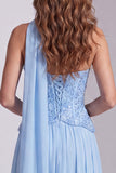 Robe de cérémonie bleu ciel ligne A sans bretelles à paillettes avec foulard au col