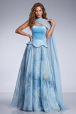 Robe de bal longue bleu ciel ligne A sans bretelles avec corset et cape latérale