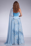 Robe de bal longue bleu ciel ligne A sans bretelles avec corset et cape latérale