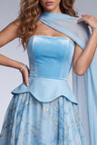 Robe de bal longue bleu ciel ligne A sans bretelles avec corset et cape latérale