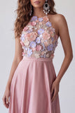 Robe longue de cérémonie rose à col haut avec appliqués floraux 3D et dos ouvert