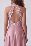 Robe longue de cérémonie rose à col haut avec appliqués floraux 3D et dos ouvert