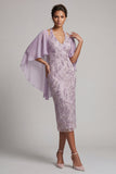 Robe de la mère de la mariée à col nu lilas bodycon perles florales midi avec une cape