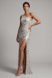 Longue robe de mère de la mariée à perles argentées sur une épaule avec une fente