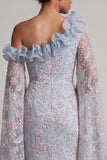 Robe longue de la mère de la mariée bleu fleuri bleu poussiéreux à une épaule perlée et volante