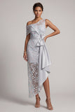 Une épaule robe à paillettes gris clair sirène asymétrique à fleurs avec ceinture