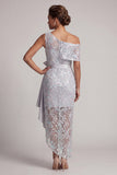 Une épaule robe à paillettes gris clair sirène asymétrique à fleurs avec ceinture