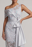 Une épaule robe à paillettes gris clair sirène asymétrique à fleurs avec ceinture