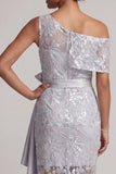 Une épaule robe à paillettes gris clair sirène asymétrique à fleurs avec ceinture