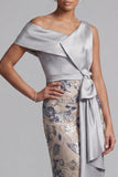 Robe de la mariée à paillettes argentées bodycon, fleurie, une épaule longue, avec fente