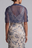 Robe longue de la mère de la mariée à paillettes florales bleu marine avec une cape