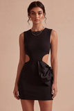 Petite robe blanche découpée à col rond avec un nœud Bodycon