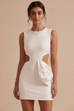 Petite robe blanche découpée à col rond avec un nœud Bodycon