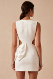 Petite robe blanche découpée à col rond avec un nœud Bodycon