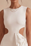 Petite robe blanche découpée à col rond avec un nœud Bodycon