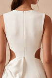 Petite robe blanche découpée à col rond avec un nœud Bodycon