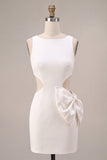 Petite robe blanche découpée à col rond avec un nœud Bodycon
