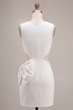 Petite robe blanche découpée à col rond avec un nœud Bodycon