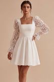 Petite robe blanche en dentelle à col carré ligne A avec manches longues