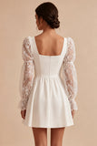 Petite robe blanche en dentelle à col carré ligne A avec manches longues