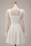 Petite robe blanche en dentelle à col carré ligne A avec manches longues