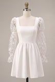 Petite robe blanche en dentelle à col carré ligne A avec manches longues