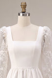 Petite robe blanche en dentelle à col carré ligne A avec manches longues