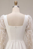 Petite robe blanche en dentelle à col carré ligne A avec manches longues