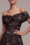 Robe longue longue de cérémonie noire à la ligne en A décollée et froncée