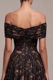 Robe longue longue de cérémonie noire à la ligne en A décollée et froncée