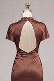 Robe longue formelle à col haut en satin café à manches courtes