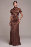 Robe longue formelle à col haut en satin café à manches courtes