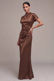 Robe longue formelle à col haut en satin café à manches courtes