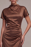 Robe longue formelle à col haut en satin café à manches courtes