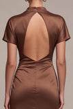 Robe longue formelle à col haut en satin café à manches courtes