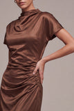 Robe longue formelle à col haut en satin café à manches courtes