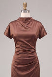 Robe longue formelle à col haut en satin café à manches courtes