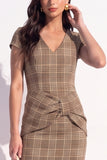Robe de travail midi à carreaux marron à manches courtes à manches courtes et froissées