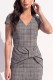 Robe de travail midi à carreaux marron à manches courtes à manches courtes et froissées