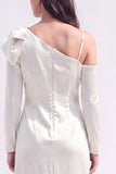 Robe de travail midi blanche à manches longues et fourreau froncé
