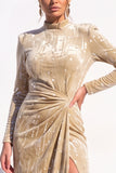 Robe de fête noire à col montant à sequins et fente