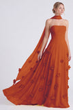 Robe longue de demoiselle d’honneur en mousseline strapless en mousseline A-Line Daffodil avec des fleurs 3D