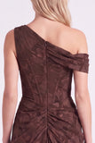 Corset fleuri froncés à une épaule espresso longue robe de demoiselle d’honneur avec fente