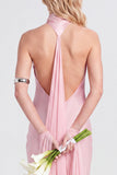 Longue robe de demoiselle d’honneur en satin à col nu rose